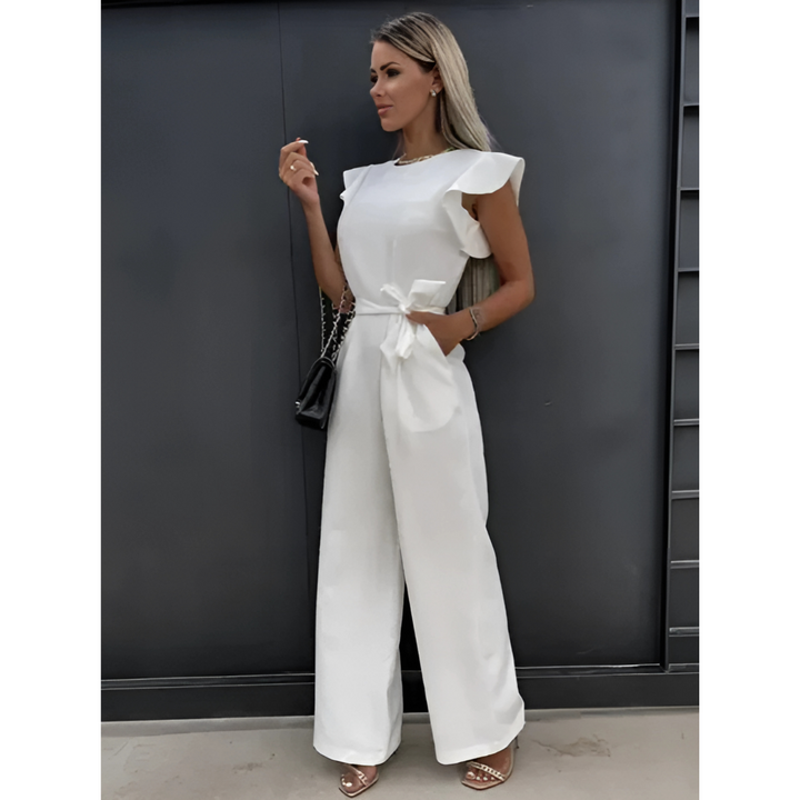Elegante Frau mit Rüschensäumen und weitem Bein | Kombination