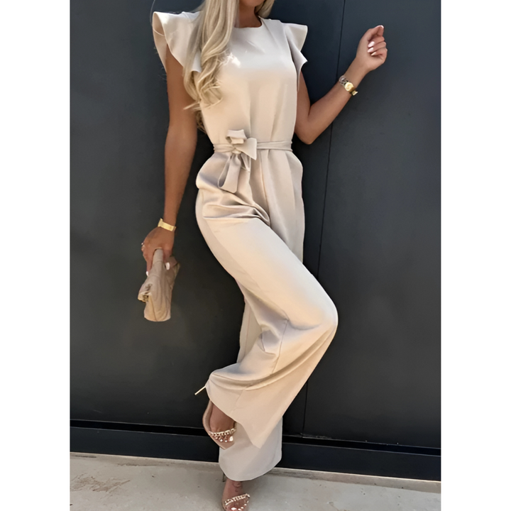 Elegante Frau mit Rüschensäumen und weitem Bein | Kombination